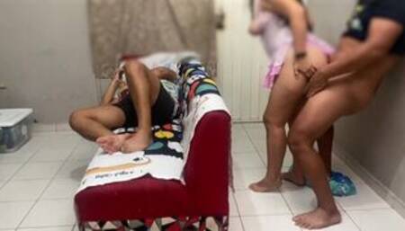 Tiene sexo con su cuñado mientras el esposo descansa en el sofa