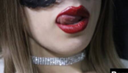 Ragazza si masturba davanti al fidanzato aspettando uno sconosciuto con il cazzo duro - Cuckold - 4K