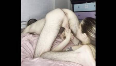 Teen eats ass and gives blowjob from behind rim job