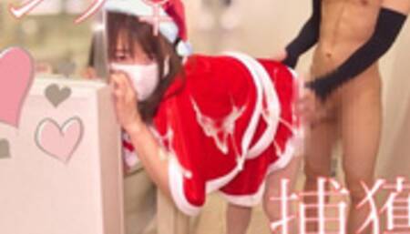 【人妻NTR】ミニスカサンタ着せた人妻を立ったまま…♡Insert into a sexy Santa Claus in standing doggy. 迷你裙圣诞老人站立后