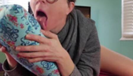 Nerdy Faery Massive Squirt Pillow Humping Cuck