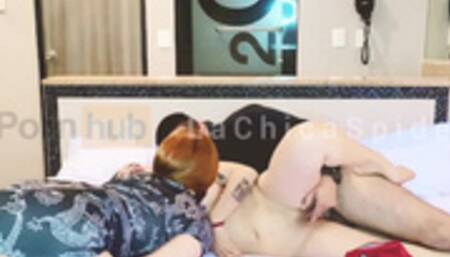 Atrapo a mi novio cogiendo con otra chica, me caliento y me uno para hacer un trío