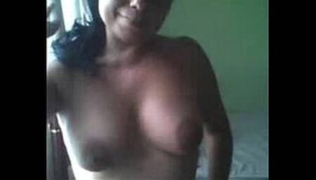 Colombian Luzdari Homez strips naked for her lovers on her cam