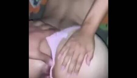 Mi madrastra me toma por sorpresa y termino dentro de ella