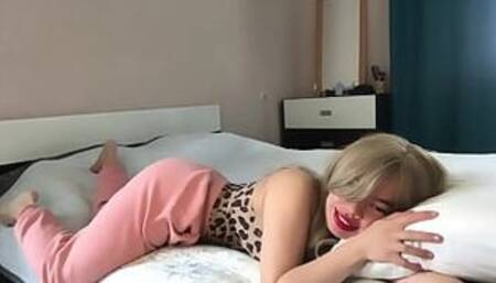 Lea Farting With A Bunch Of Sexy Talk!