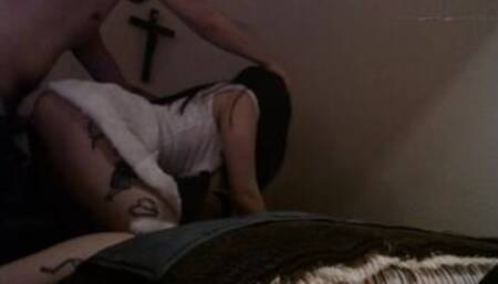 Mi hermanastro me da de cenar su corrida ¡Me duele el coño! El dolor me lleva al limite