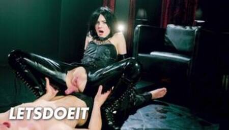 Sensual Brunette Anie Darling Gets An Erotic Pussy Creampie