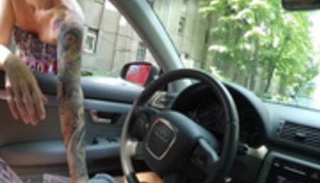 Hooker giving handjob in the street while a lot of cars passing. Wetkelly