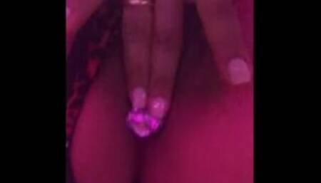 Sola en casa me masturbo usando por primera vez Plug anal