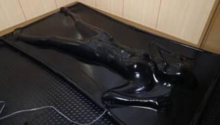 【latex】着ぐるみバキュームベッド拘束【個人撮影】
