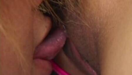 brunette babe rubbing and mastubating using vibrator