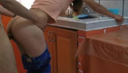Seduciendo a LA de mi ESPOSA en la COCINA