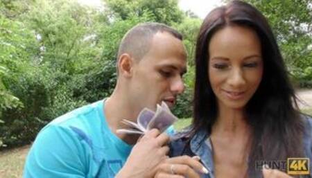 Semental enojado por dinero permite al cazador follar a su esbelta novia