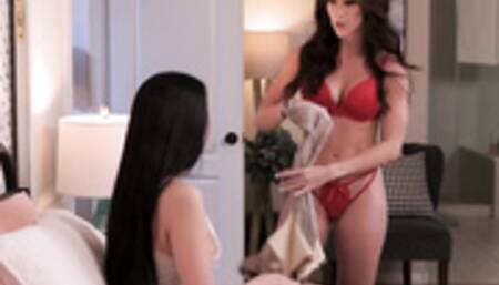 Lesbian milf scissoring with brunette gf