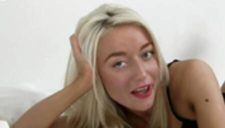 Leandra zet haar geile kontje open 2