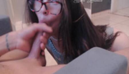 Minha irmã saiu e eu chupei o pau do namorado dela