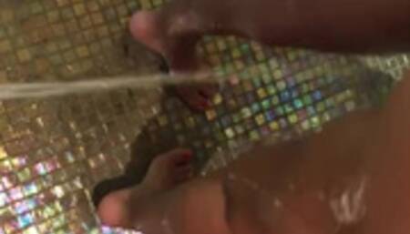 Le piscio addosso nelle docce del campeggio!