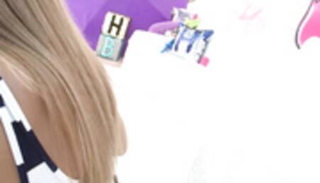 FILLING UP ON HONEY Model: Honey Blossom