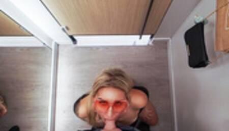 Ona lubi ciągnąć i połykać w miejscach publicznych. Soczysty lodzik w przebieralni. DessertLady.