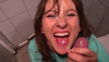 Wytrysk na twarz w publicznej toalecie