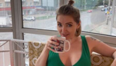 Jeg tilbød min varme stedmor sex på balkonen, og hun havde ikke noget imod det