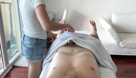 Masseuse makes that guy hard and gives him a happy ending