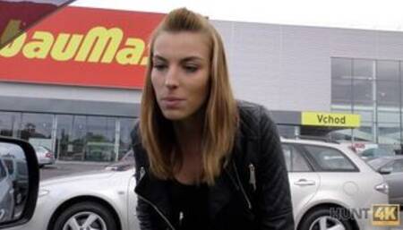 Per soldi una ninfa abbagliante fa sesso all'aperto con un ricco sconosciuto