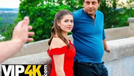 Une fille bien roulée pour de l'argent se fait bien clouer devant son père