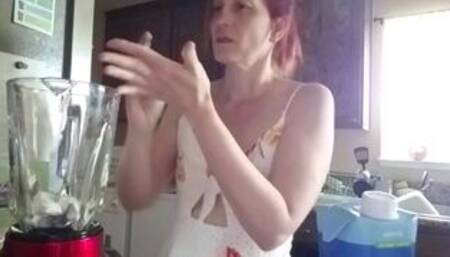 Smoothie day. Join my website for bikini & behind the scenes yoga, link on profile