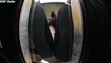 Giantess loves making tiny men squish! - MOV