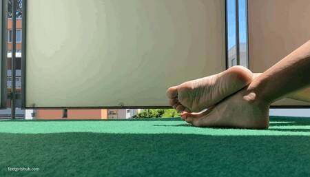 SUNBATHING FEET ON A BALCONY - MP4 HD