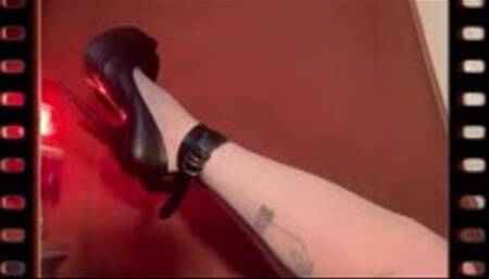 Bound Up Beauty dildo squirt