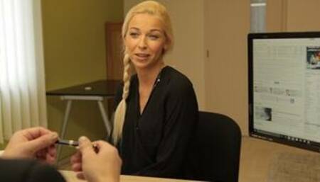 Lassie de ojos azules gana dinero por un coche teniendo sexo sucio