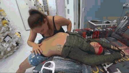 FINGER FUCKING IN THE BEKKY BUTTON