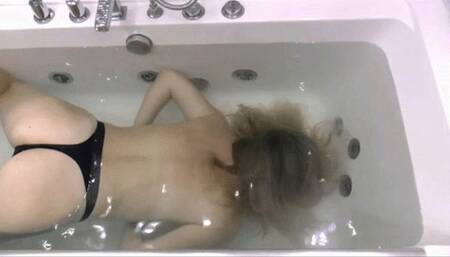 Dive into the tub with the head forward MP4 HD 720p