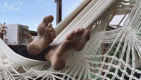 He clean up Nara`s dirty feet while she relax (720 EN-sub)