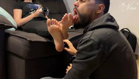 He lost the bet and have to deal with Nara`s stinky feet (720 EN-sub)