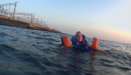 Alla swims in the sea and wears a rare inflatable vest and inflatable armbands Snorke Pro!!!