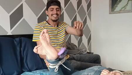 CARLO HACE COSQUILLAS A ÁNGEL BROWN