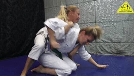 Viktória vs Nikki judo GI