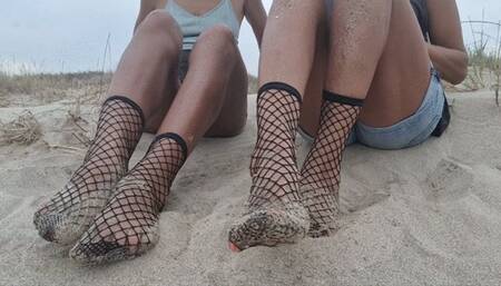 Two país of Sandy feet