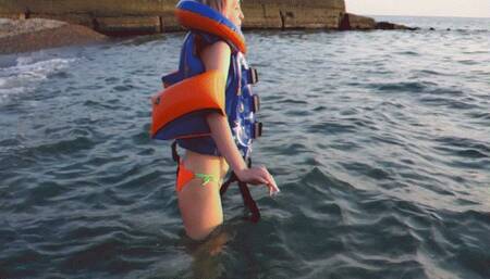 Alla swims in the sea and wears a rare inflatable Snorke Pro vest and inflatable armbands!!!