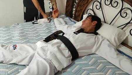 JÄGER HACE COSQUILLAS A HUGO