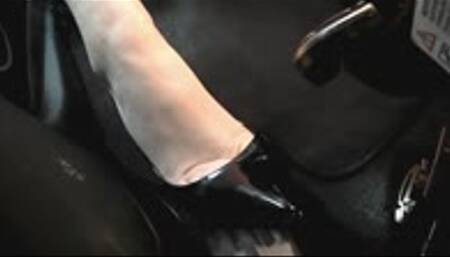 Sales Women drives the Mini Cooper S