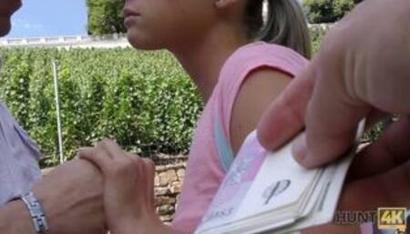 Pour de l'argent, un étalon accepte de regarder comment le chasseur cloue sa petite amie