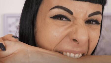 i morsi di Daphne ed Eleonore (WMV) - the bites of Daphne and Eleonore (WMV)