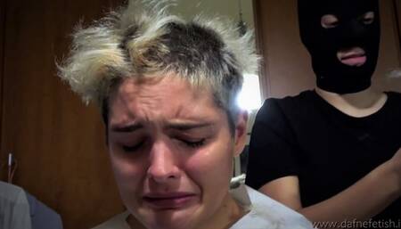Il duro cammino della schiava - The rough path of the slave (Head shaving fetish)