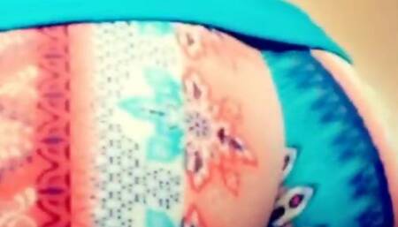 Teen shaking ass in yoga pants leggings