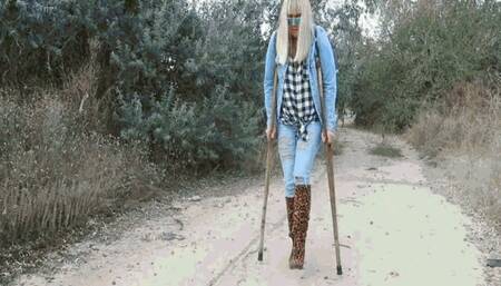 Walking in boots on crutches MP4(1280x720)FHD