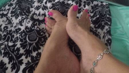 Neon pink TOE SPREADING